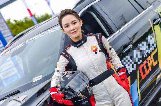 潘晓婷变身“女车神”身着赛车战袍再现巾帼之姿