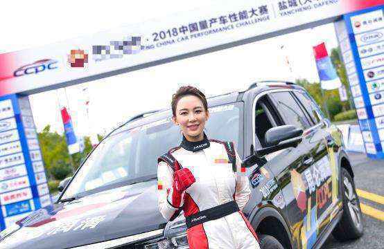 潘晓婷变身“女车神”身着赛车战袍再现巾帼之姿