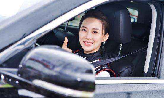 潘晓婷变身“女车神”身着赛车战袍再现巾帼之姿