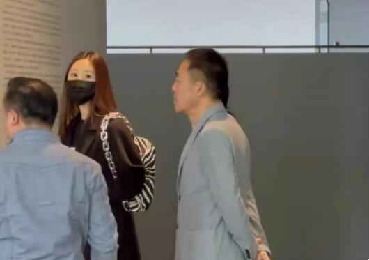 侯勇带娇妻看展