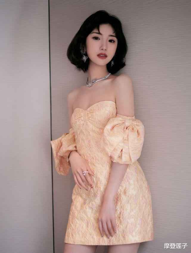 自信的毛晓彤真美，穿杏色连衣裙简约高级，清纯气质也撩人
