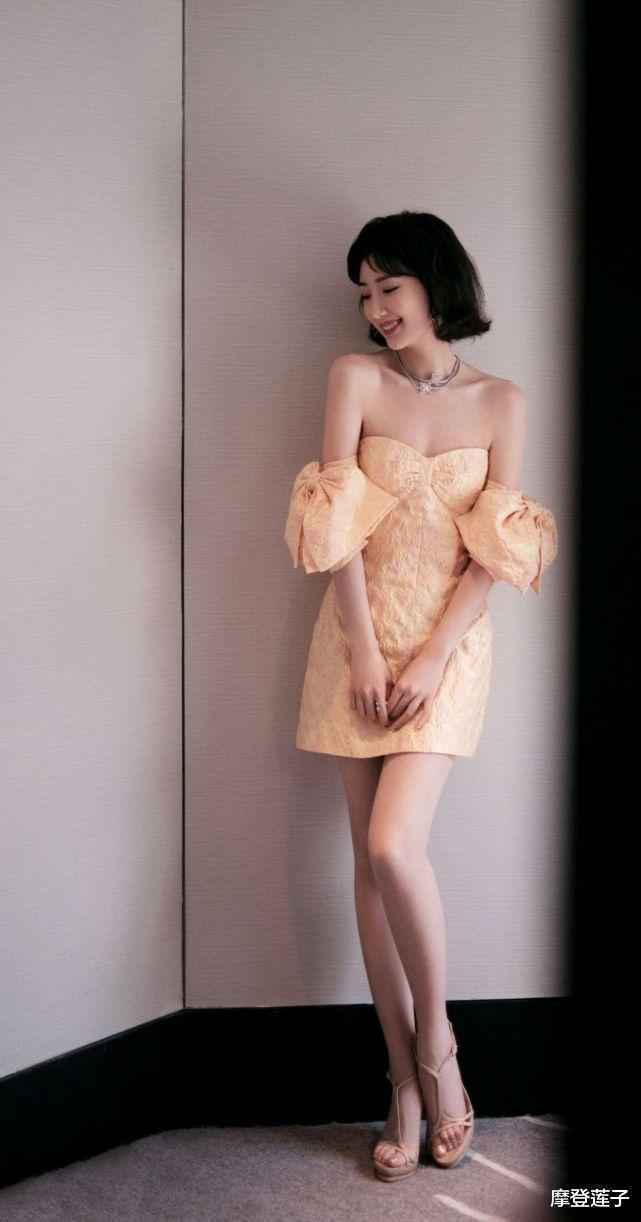 自信的毛晓彤真美，穿杏色连衣裙简约高级，清纯气质也撩人