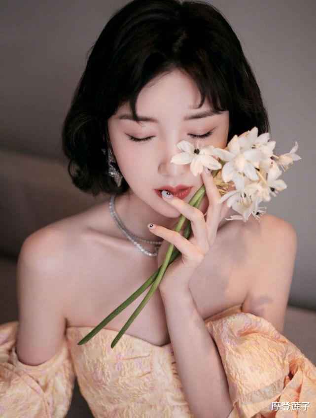 自信的毛晓彤真美，穿杏色连衣裙简约高级，清纯气质也撩人