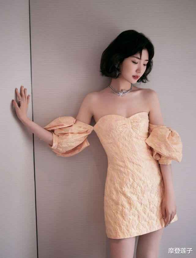 自信的毛晓彤真美，穿杏色连衣裙简约高级，清纯气质也撩人