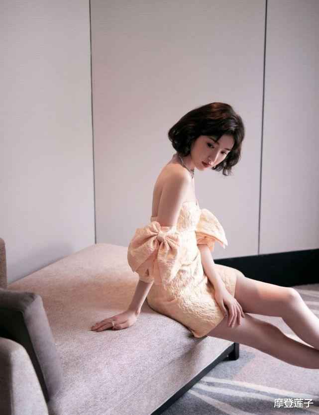 自信的毛晓彤真美，穿杏色连衣裙简约高级，清纯气质也撩人