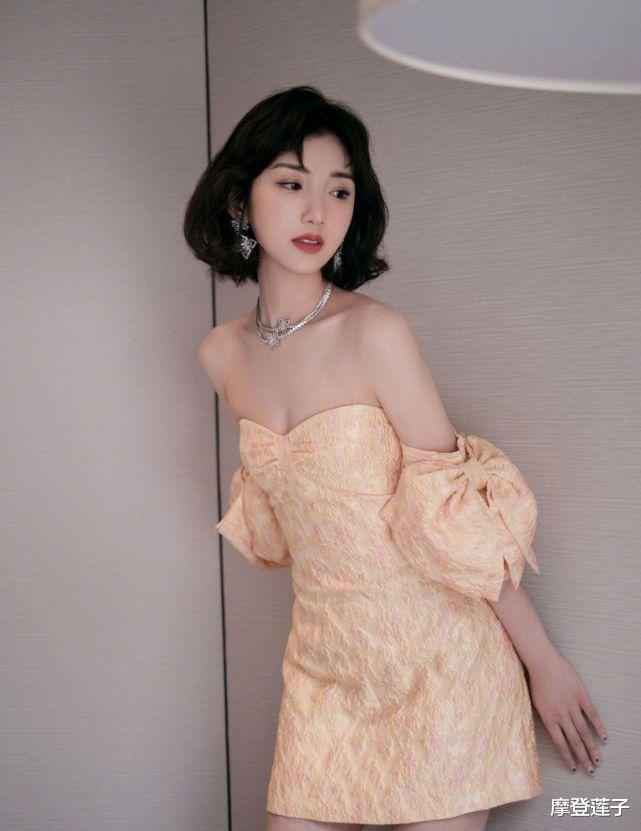自信的毛晓彤真美，穿杏色连衣裙简约高级，清纯气质也撩人