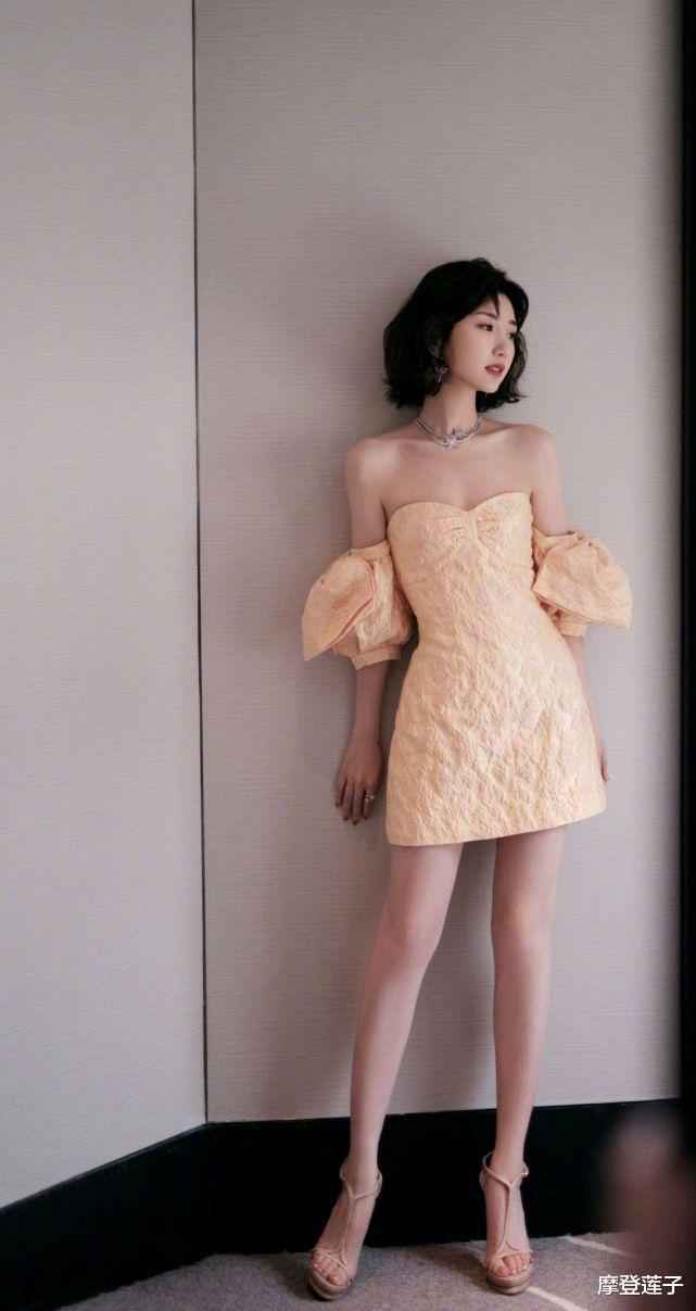 自信的毛晓彤真美，穿杏色连衣裙简约高级，清纯气质也撩人