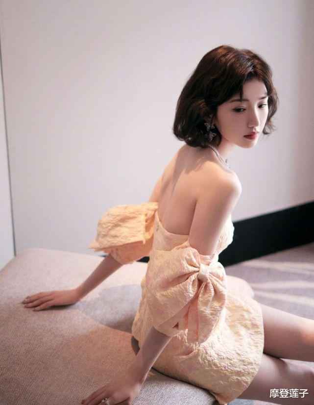 自信的毛晓彤真美，穿杏色连衣裙简约高级，清纯气质也撩人