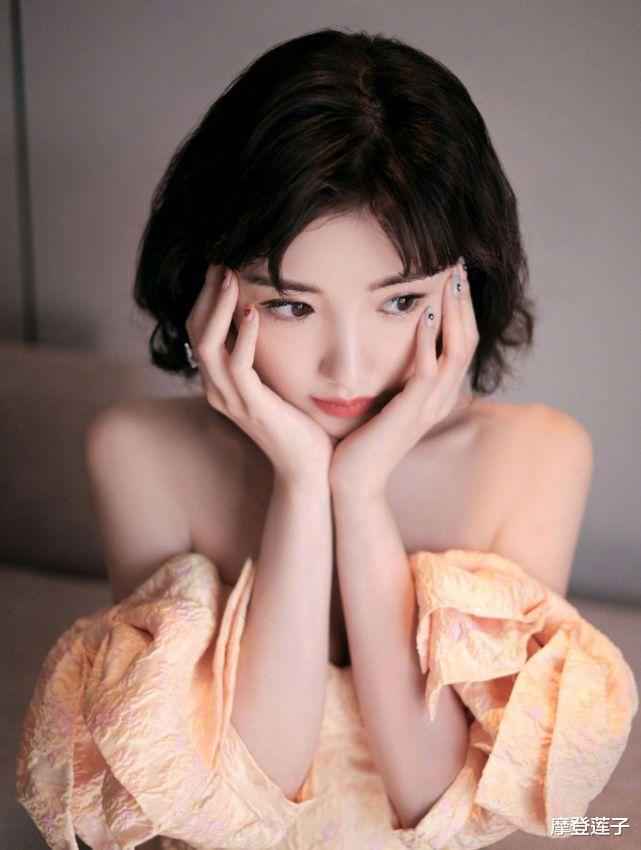 自信的毛晓彤真美，穿杏色连衣裙简约高级，清纯气质也撩人