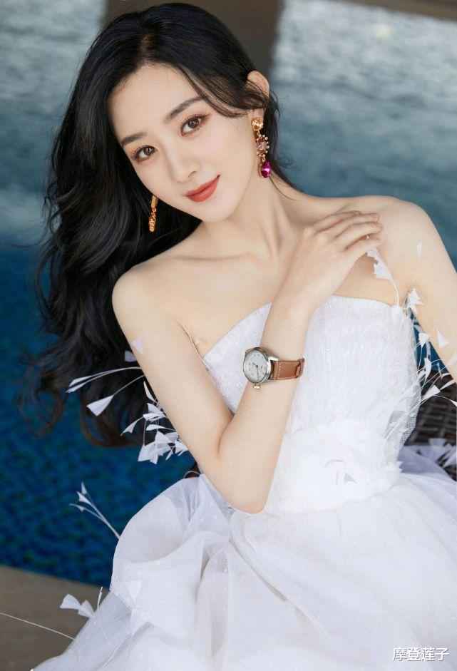 自信的毛晓彤真美，穿杏色连衣裙简约高级，清纯气质也撩人