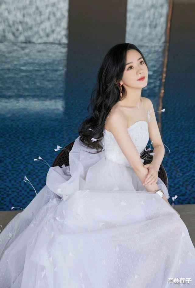 自信的毛晓彤真美，穿杏色连衣裙简约高级，清纯气质也撩人