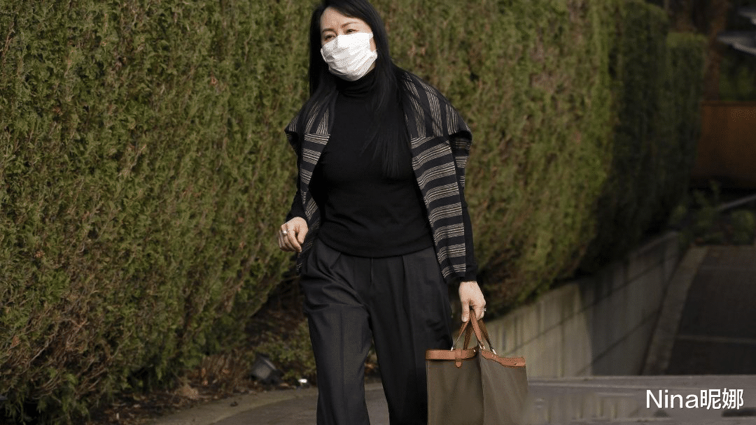 49岁孟晚舟出庭真奢华，穿7万桃粉套装，一头黑色瀑布长发迈八字步超自信