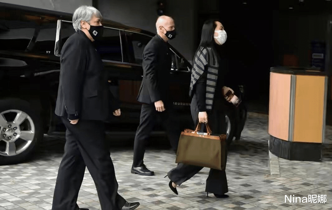 49岁孟晚舟出庭真奢华，穿7万桃粉套装，一头黑色瀑布长发迈八字步超自信