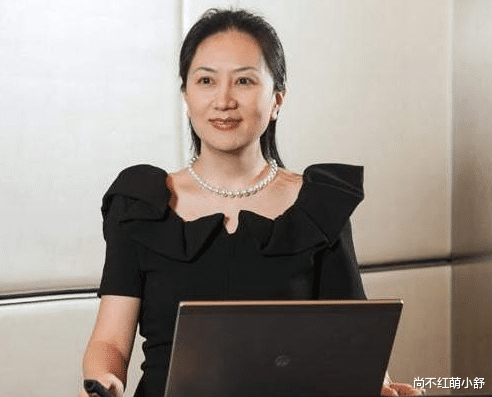 当姚安娜遇上孟晚舟，同是任老女儿，氛围感穿搭却一左一右