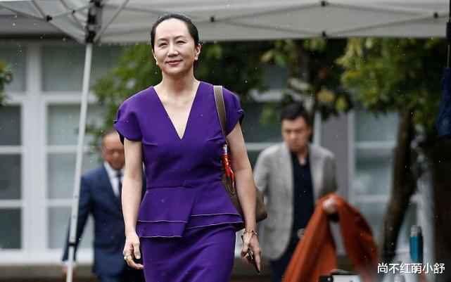 当姚安娜遇上孟晚舟，同是任老女儿，氛围感穿搭却一左一右