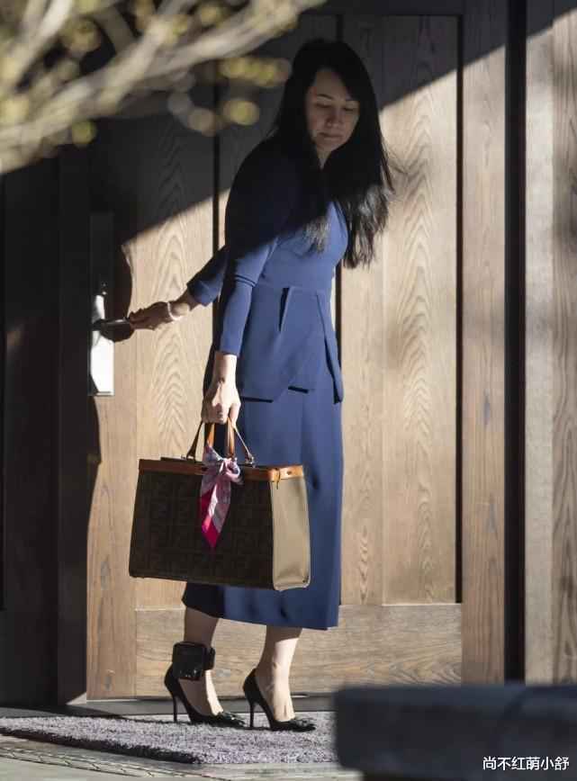 当姚安娜遇上孟晚舟，同是任老女儿，氛围感穿搭却一左一右