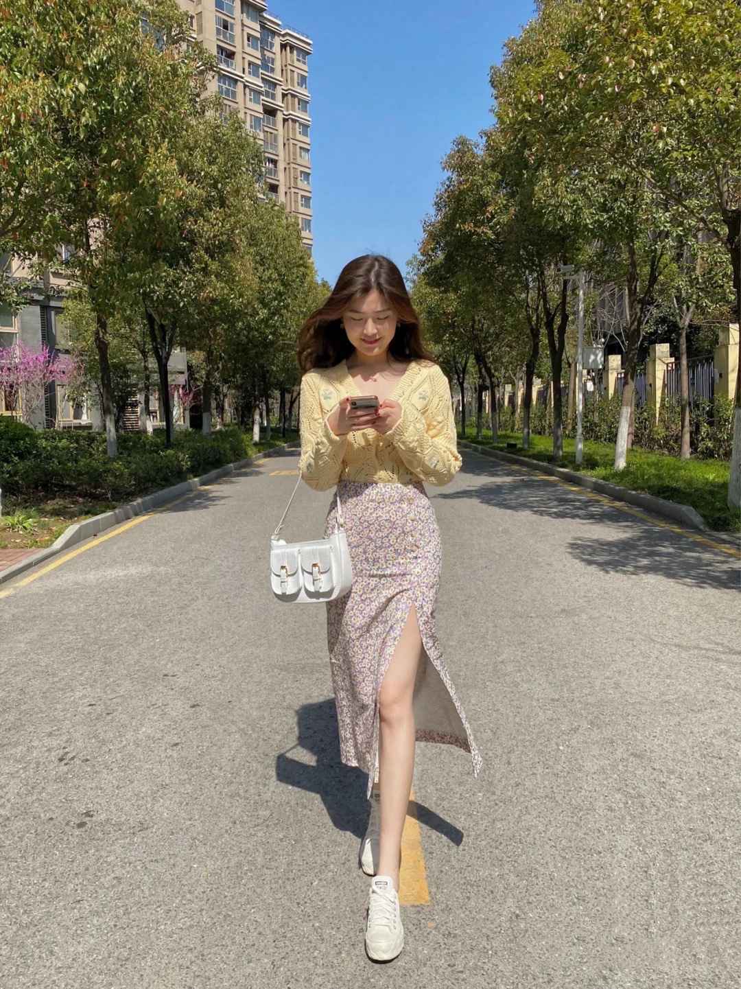 夏日裙装“小心机”，开叉半身裙来啦，这几种搭配显瘦又好看