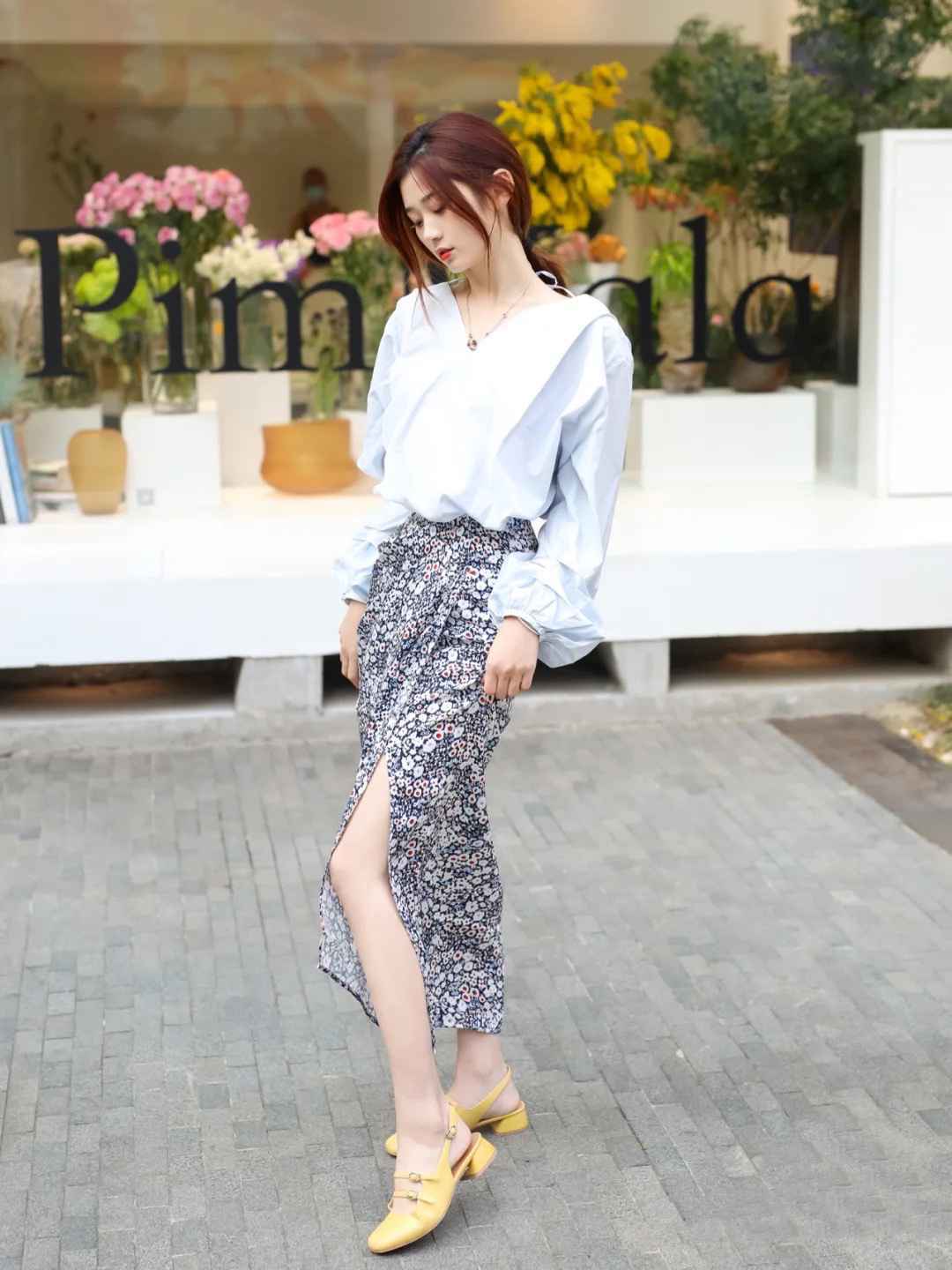 夏日裙装“小心机”，开叉半身裙来啦，这几种搭配显瘦又好看