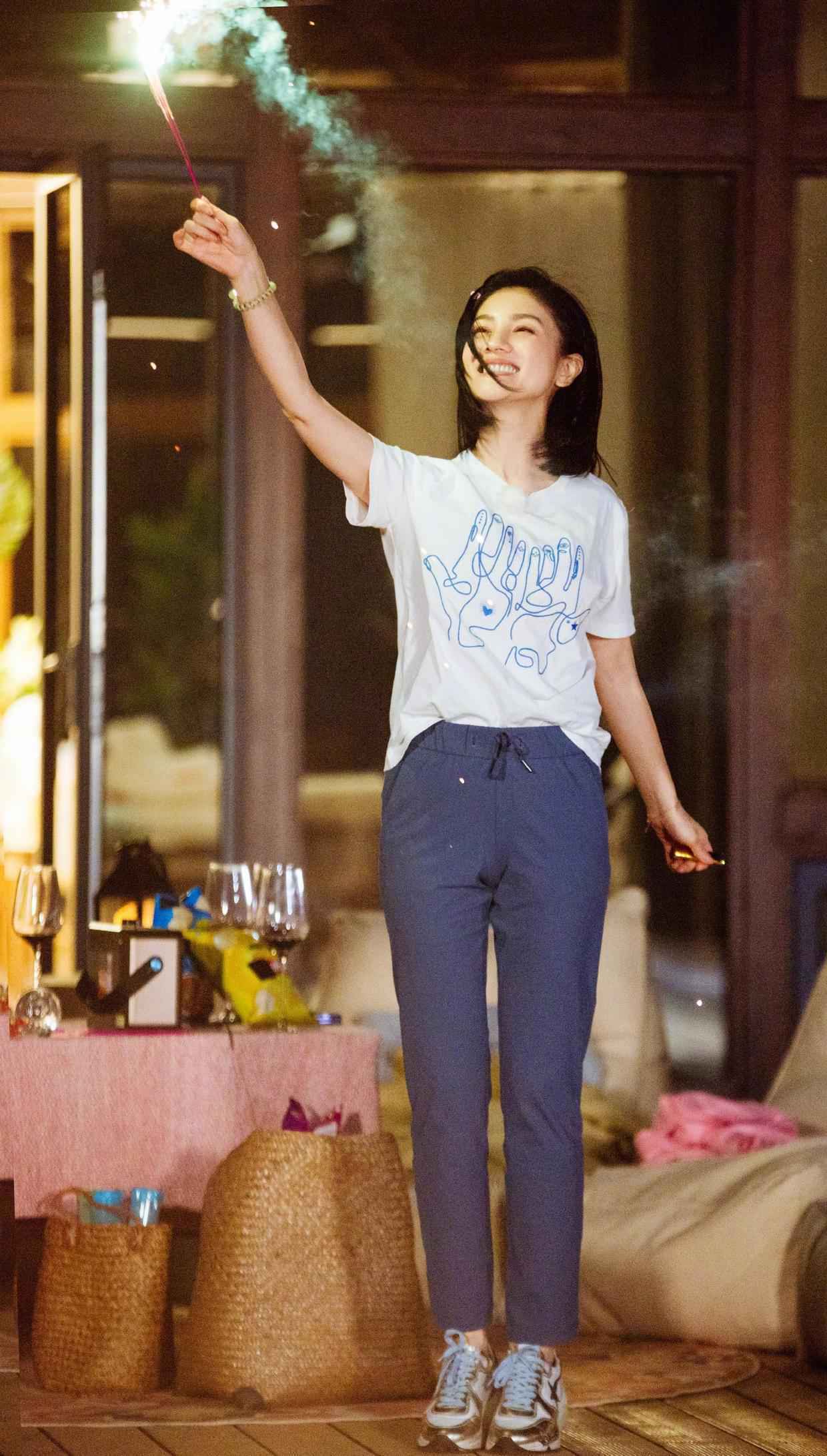 45岁的胡可真会装嫩，扎发造型配蓝色连衣裙甜美可爱，减龄又高级
