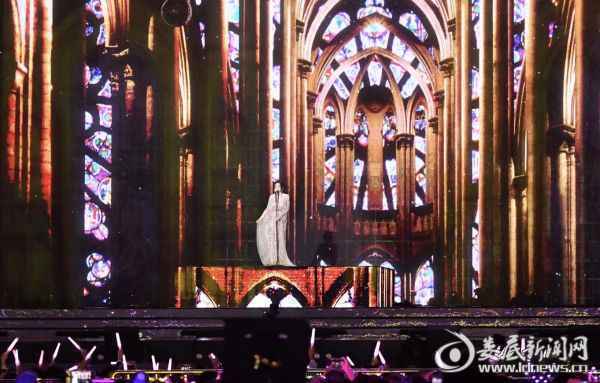 （张靓颖双台跨年状态神勇 再唱《天下无双》仙出新高度）
