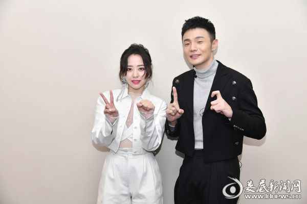 （张靓颖双台跨年状态神勇 再唱《天下无双》仙出新高度）