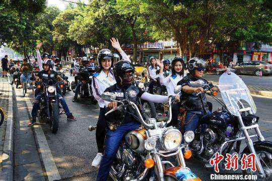 图为佳丽们乘机车巡游。　唐梦宪 摄